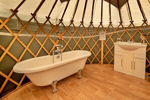 Chalet | Bathroom | Bathtub - Romantic Chalet in Nature, No Deposit (Auchterarder)