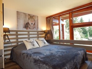 2 bedrooms, iron/ironing board, WiFi