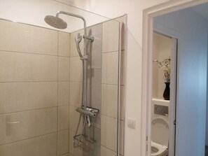 Een douche, een haardroger, handdoeken, toiletpapier