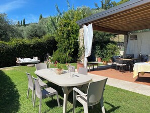 Outdoor dining - Wonderfull Apartament in Villa with private pool (Garda)