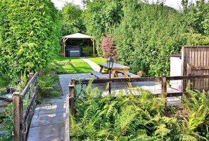 Cottage | Outdoor dining - Cottage in Snowdonia With Hot Tub & Views (Dolwyddelan)