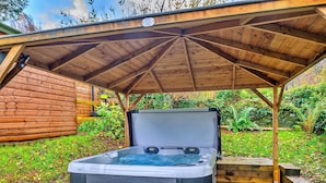 Cottage | Outdoor spa tub - Cottage in Snowdonia With Hot Tub & Views (Dolwyddelan)