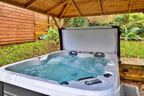 Cottage | Outdoor spa tub - Cottage in Snowdonia With Hot Tub & Views (Dolwyddelan)