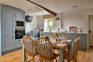 Cottage | Dining - Beautiful Holiday Cottage in Chittlehampton, No Deposit (Corwen)