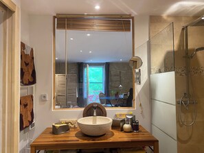 Dusche, Haartrockner, Handtücher, Seife