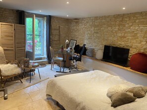 3 slaapkamers, een strijkplank/strijkijzer, gratis wifi, beddengoed