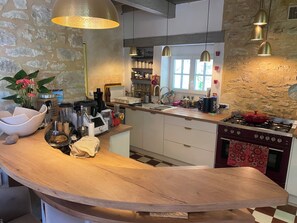 Køleskab, mikrobølgeovn, ovn, kogeplade