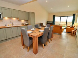 Cottage | Dining - Barn in Cotswolds With Hot Tub & Scenic Views (Cheltenham)