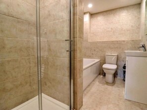 Cottage | Bathroom | Bathtub, hair dryer - Barn in Cotswolds With Hot Tub & Scenic Views (Cheltenham)