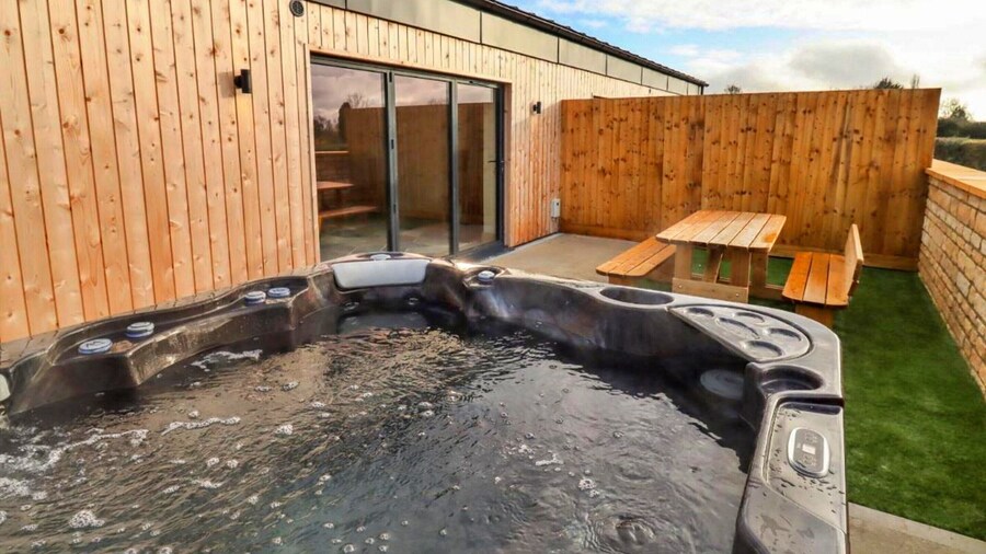Barn in Cotswolds With Hot Tub & Scenic Views