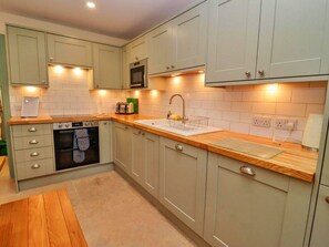 Cottage | Private kitchen - Cottage in Cotswolds With Hot Tub & Garden (Cheltenham)