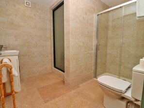 Cottage | Bathroom | Bathtub, hair dryer - Cottage in Cotswolds With Hot Tub & Garden (Cheltenham)