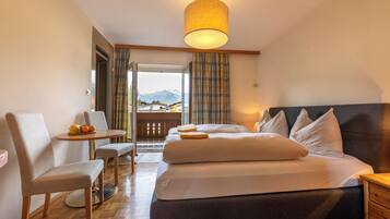 5 bedrooms, iron/ironing board, WiFi, bed sheets