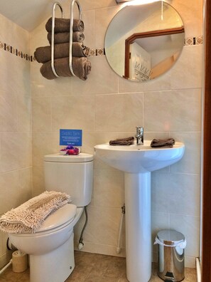 Cottage | Bathroom - Cottage in Dartmoor With Countryside Views (Newton Abbot)