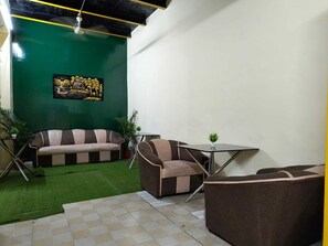 Lobby sitting area - Hotel Kashi Paradise (Varanasi)