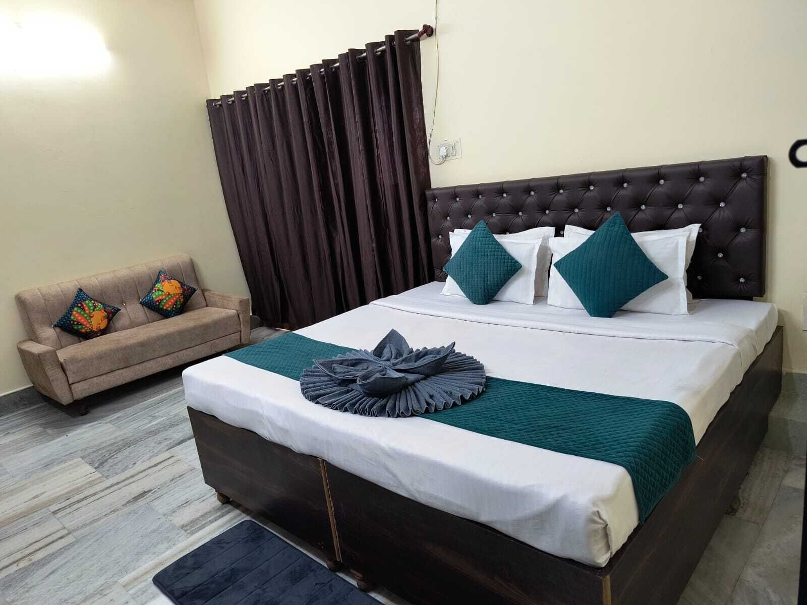 Escritorio y tabla de planchar con plancha 