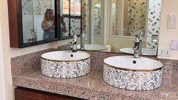 Comfort-Apartment, Nichtraucher | Badezimmer | Handtücher, Seife, Shampoo, Toilettenpapier