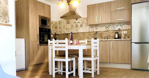 Réfrigérateur, four à micro-ondes, un four, surface de cuisson