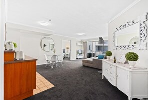 Smart TV - Sun, Surf, Pool – Walk to All (Surfers Paradise)