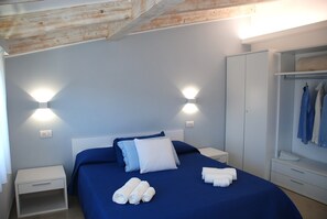 5 Schlafzimmer, Schreibtisch, Bügeleisen/Bügelbrett, Reisekinderbett