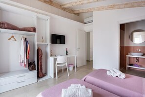 5 bedrooms, desk, iron/ironing board, travel crib