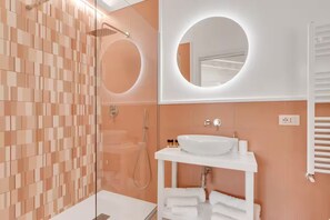 Dusche, Haartrockner, Bidet, Handtücher