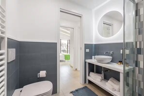 Douche, séchoir à cheveux, bidet, serviettes fournies
