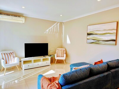 78 Modern Comforts Quiet Charm 3BR 2BA + Parking