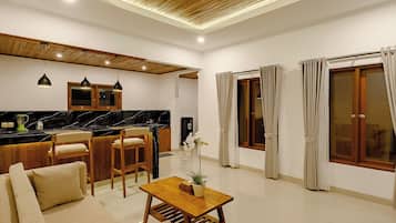 Full-sized fridge, stovetop, dishwasher, cookware/dishes/utensils