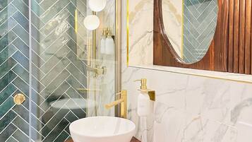 Douche, sĂšche-cheveux, serviettes fournies, savon