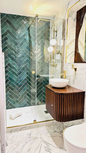 Dusche, Haartrockner, Handtücher, Seife