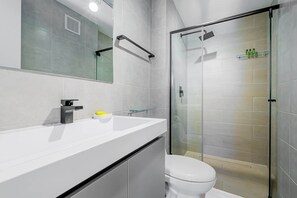 Douche, sèche-cheveux, serviettes fournies