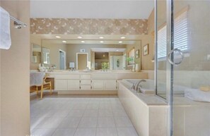 Shower, hair dryer, towels, soap - Luxury Custom Design House with View Los Angeles, close to Orange County, Disney (Rowland Heights)