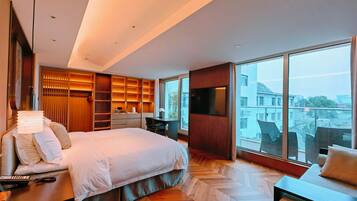 プレミアム  トリプルルーム コートヤードビュー | 高級寝具、羽毛の掛け布団、セレクト コンフォート製ベッド、ミニバーのアイテム (無料)