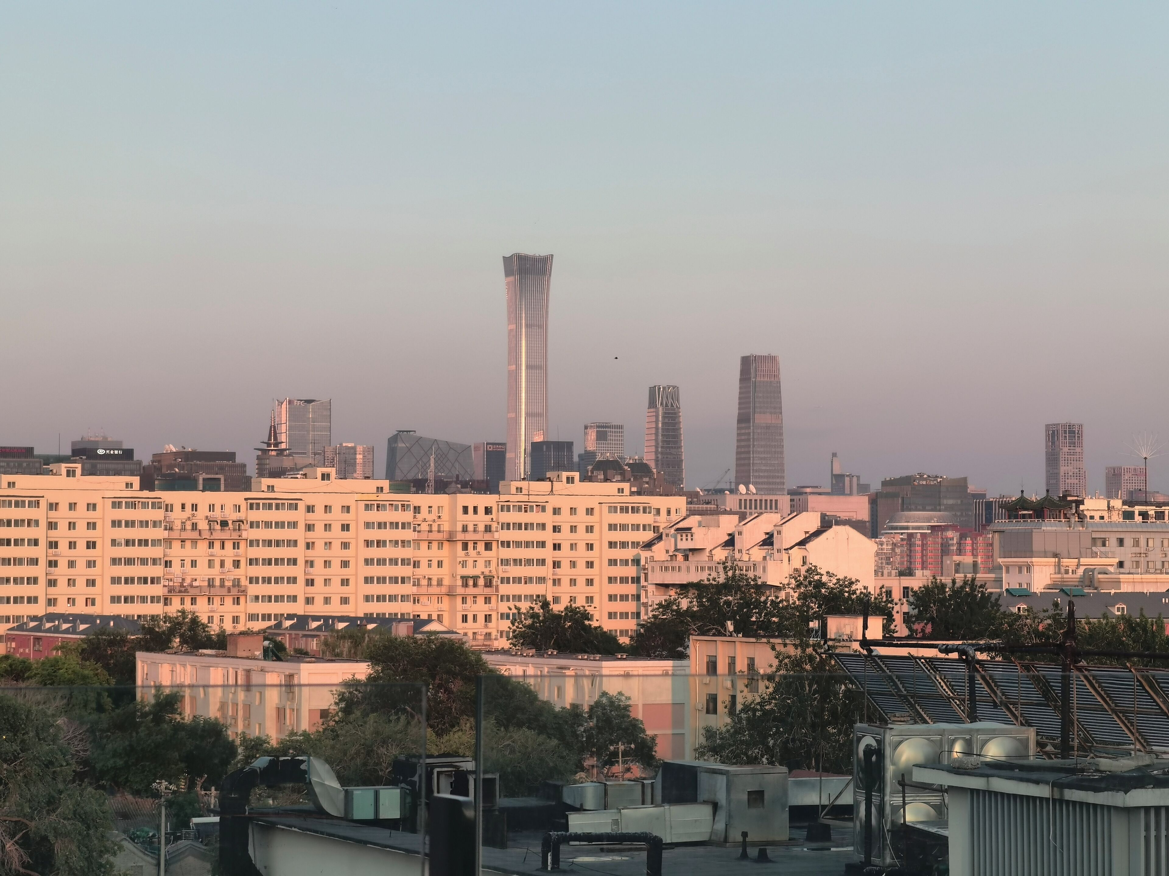 Un paisaje urbano con modernos rascacielos, incluyendo un imponente edificio.