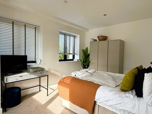 2 habitaciones, escritorio, tabla de planchar con plancha y wifi