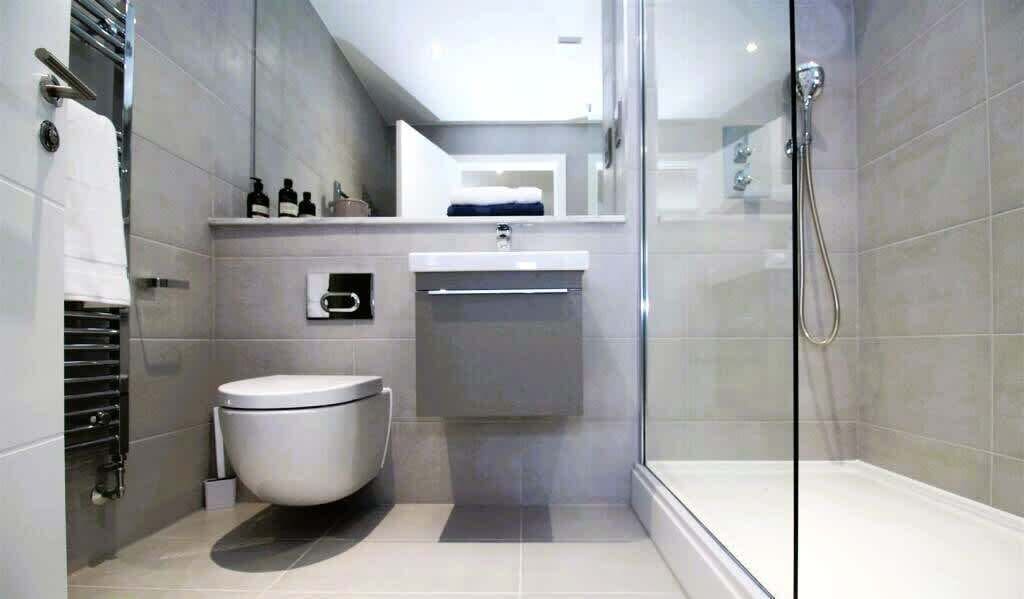 Douche, serviettes fournies, shampoing