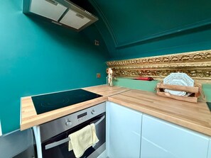 Réfrigérateur, micro-ondes, four, plaque de cuisson