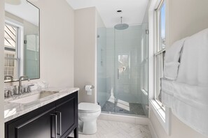 Ducha, secador de pelo y toallas