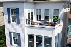 Un edificio de dos plantas con un balcón en el piso superior.