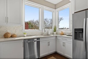 Refrigerador, microondas, horno, placa de cocina