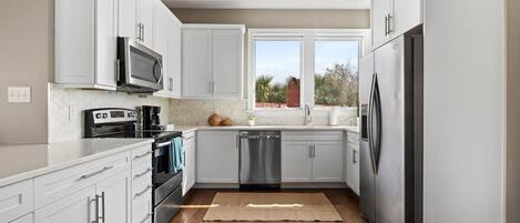 Kühlschrank, Mikrowelle, Ofen, Herdplatte