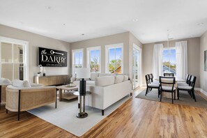 TV - Luxury Home w/ Rooftop|2 Blocks to Shops & Bars (Charleston)