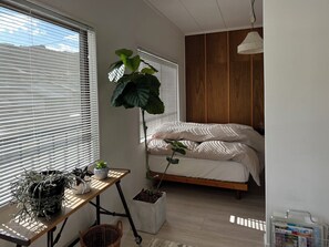 Strykjärn/strykbräda, wi-fi och sängkläder