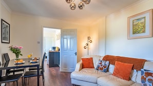 Cottage | Living room - Cottage in Somerset With Stunning Garden Views (Wedmore)