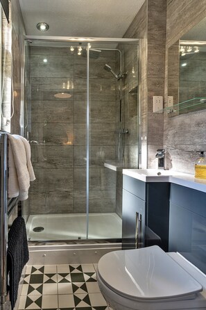 Cottage | Bathroom - Cottage in Somerset With Stunning Garden Views (Wedmore)