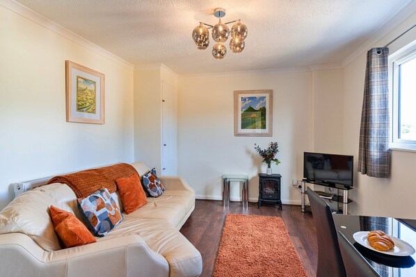 Cottage | Living area - Cottage in Somerset With Stunning Garden Views (Wedmore)