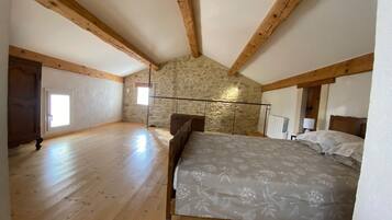 4 bedrooms, WiFi, bed sheets