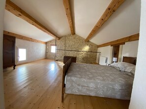4 bedrooms, WiFi, bed sheets