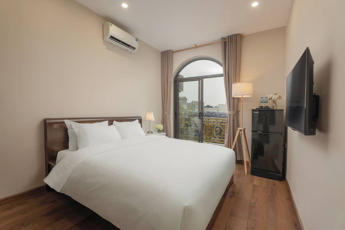 Laptop workspace, free WiFi, bed sheets